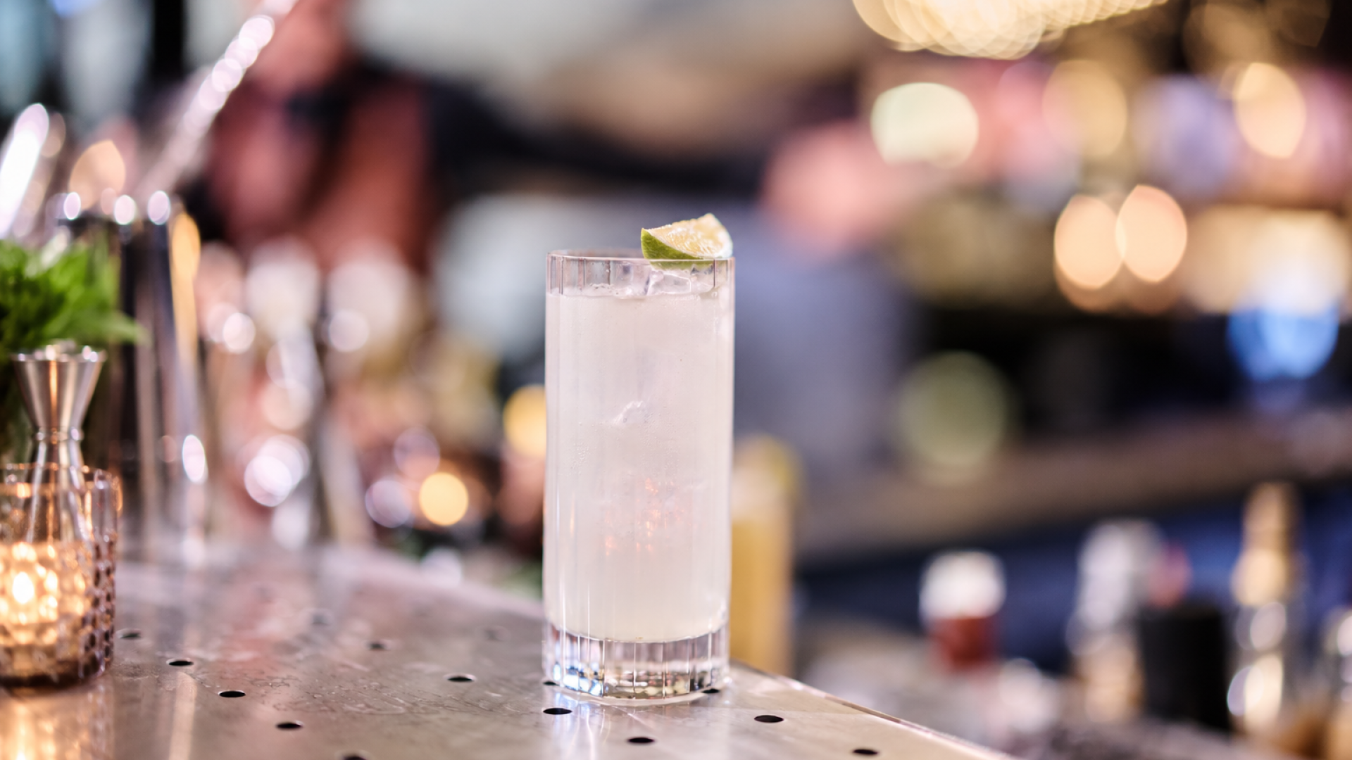 Cocktail glacé au citron vert au bar.png